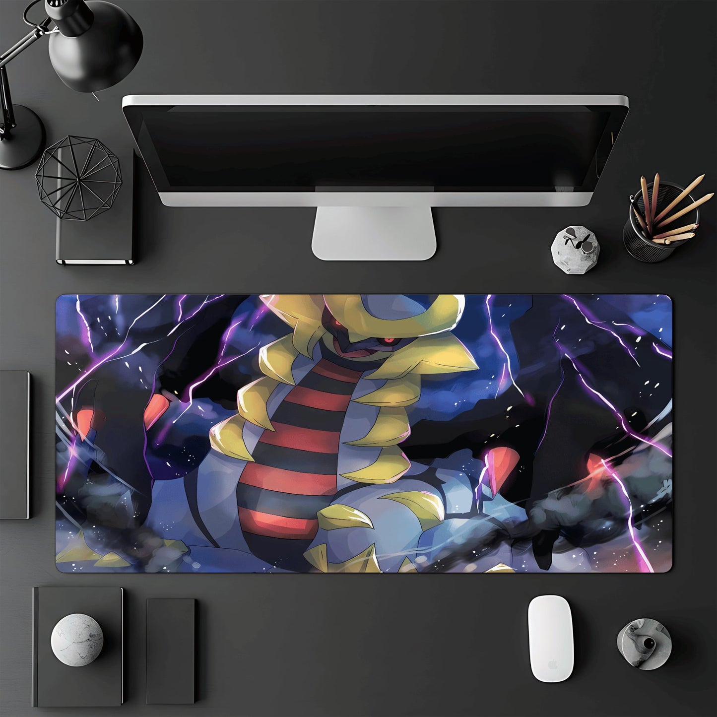 Tapis de jeu Pokémon TCG 60x30 cm illustré par le Pokémon légendaire Giratina dans sa forme Alternative.