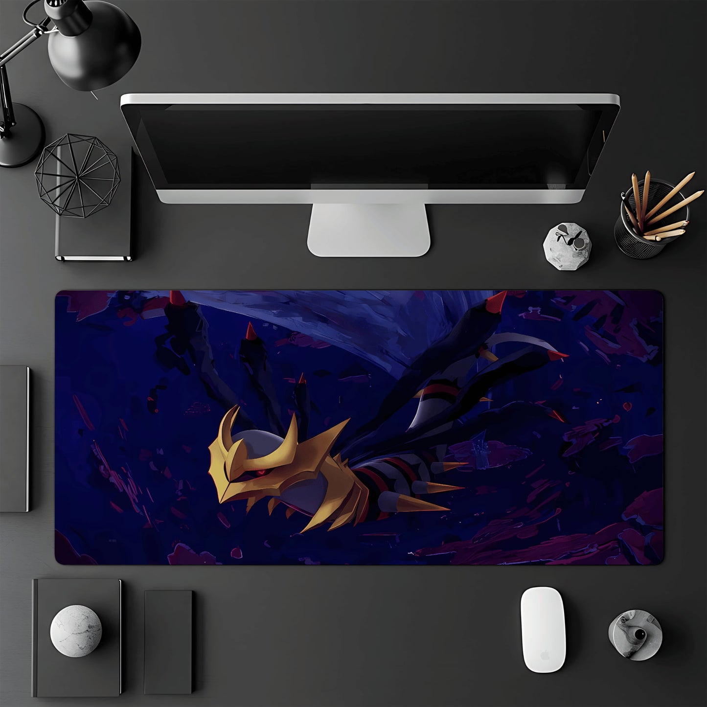 Tapis de jeu Pokémon TCG 60x30 cm illustré par le Pokémon légendaire Giratina dans sa forme Originelle.