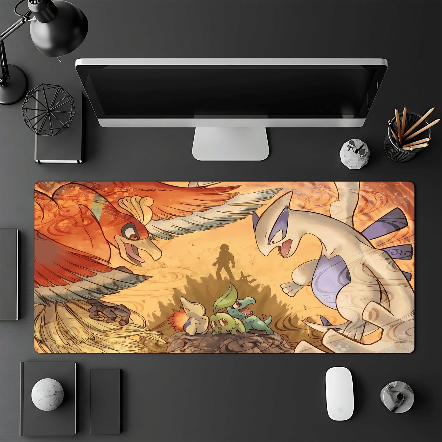 Tapis de jeu Pokémon TCG 60x30 cm illustré par les Pokémon légendaires Ho-Oh et Lugia, accompagnés des Pokémon de départ de Johto : Germignon, Héricendre et Kaiminus.