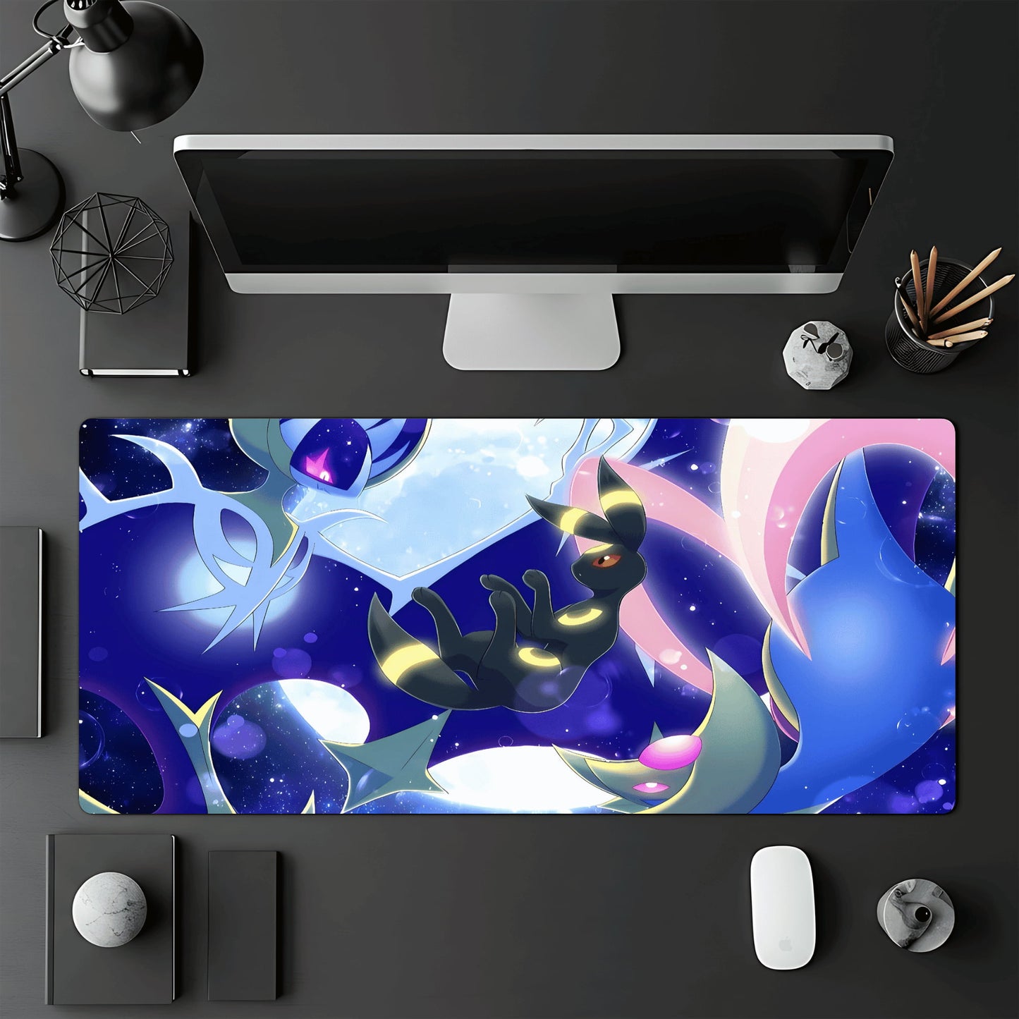 Tapis de jeu Pokémon TCG 60x30 cm illustré par les Pokémon liés à la lune : le Pokémon légendaire Lunala, le Pokémon légendaire Cresselia et Noctali.