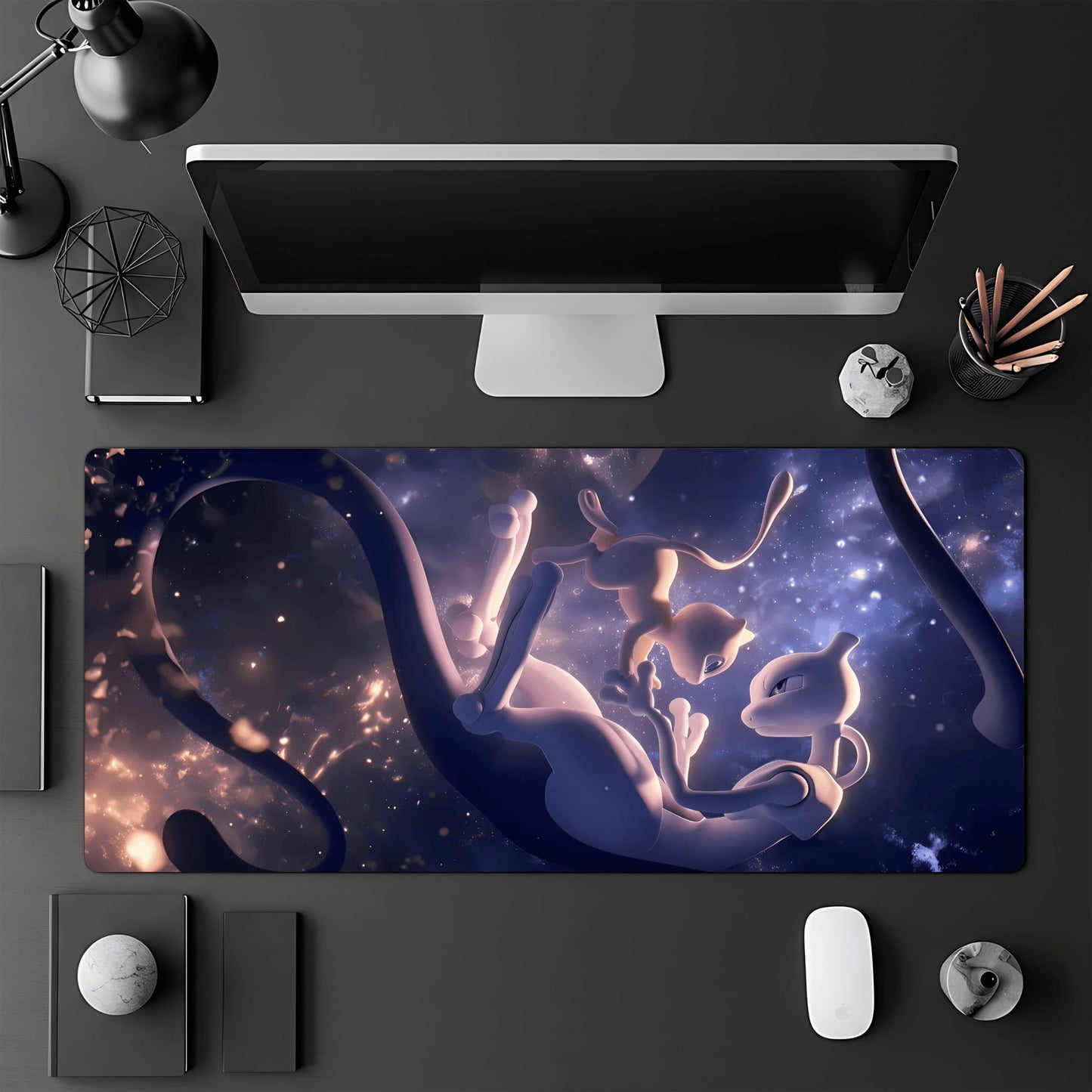 Tapis de jeu Pokémon TCG 60x30 cm illustré par le Pokémon fabuleux Mew et le Pokémon légendaire Mewtwo dans le cosmos.
