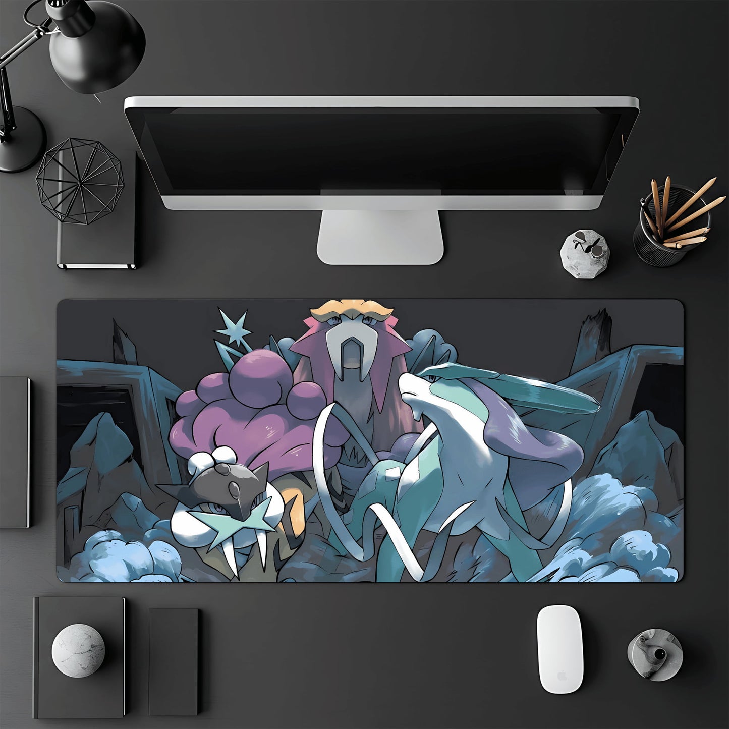 Tapis de jeu Pokémon TCG 60x30 cm représentant le trio légendaire de Johto : Raikou, Entei et Suicune.