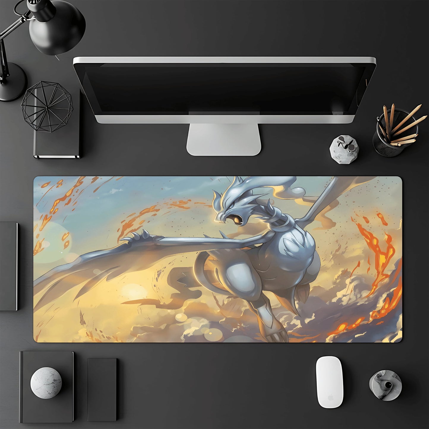 Tapis de jeu Pokémon TCG 60x30 cm illustré par le Pokémon légendaire Reshiram.