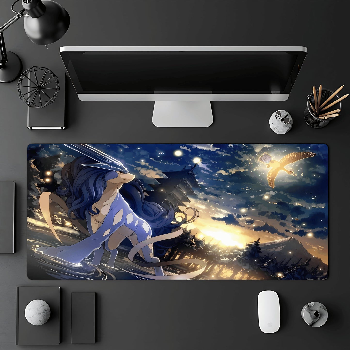 Tapis de jeu Pokémon TCG 60x30 cm illustré par le Pokémon légendaire Suicune dans sa version chromatique, avec le Pokémon légendaire Ho-Oh chromatique visible au loin dans le ciel