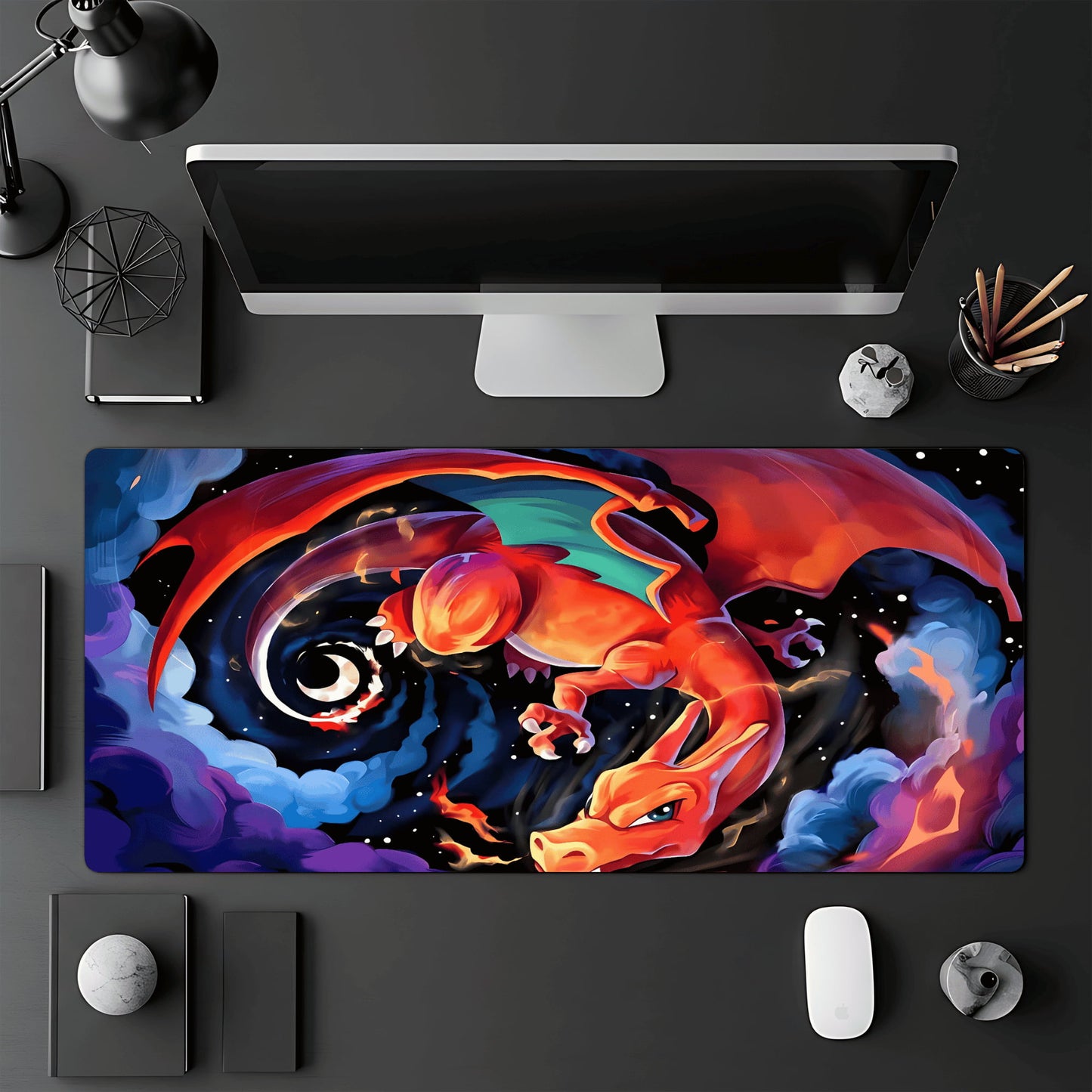 Tapis de jeu Pokémon TCG 60x30 cm représentant Dracaufeu volant au clair de lune.