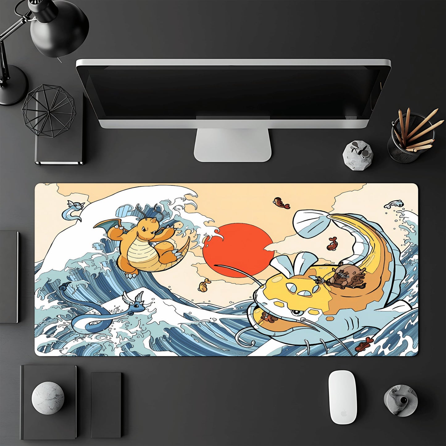 Tapis de jeu Pokémon TCG 60x30 cm illustré par les Pokémon Dracolosse, Draco et Minidraco en bataille sur une mer déchaînée.