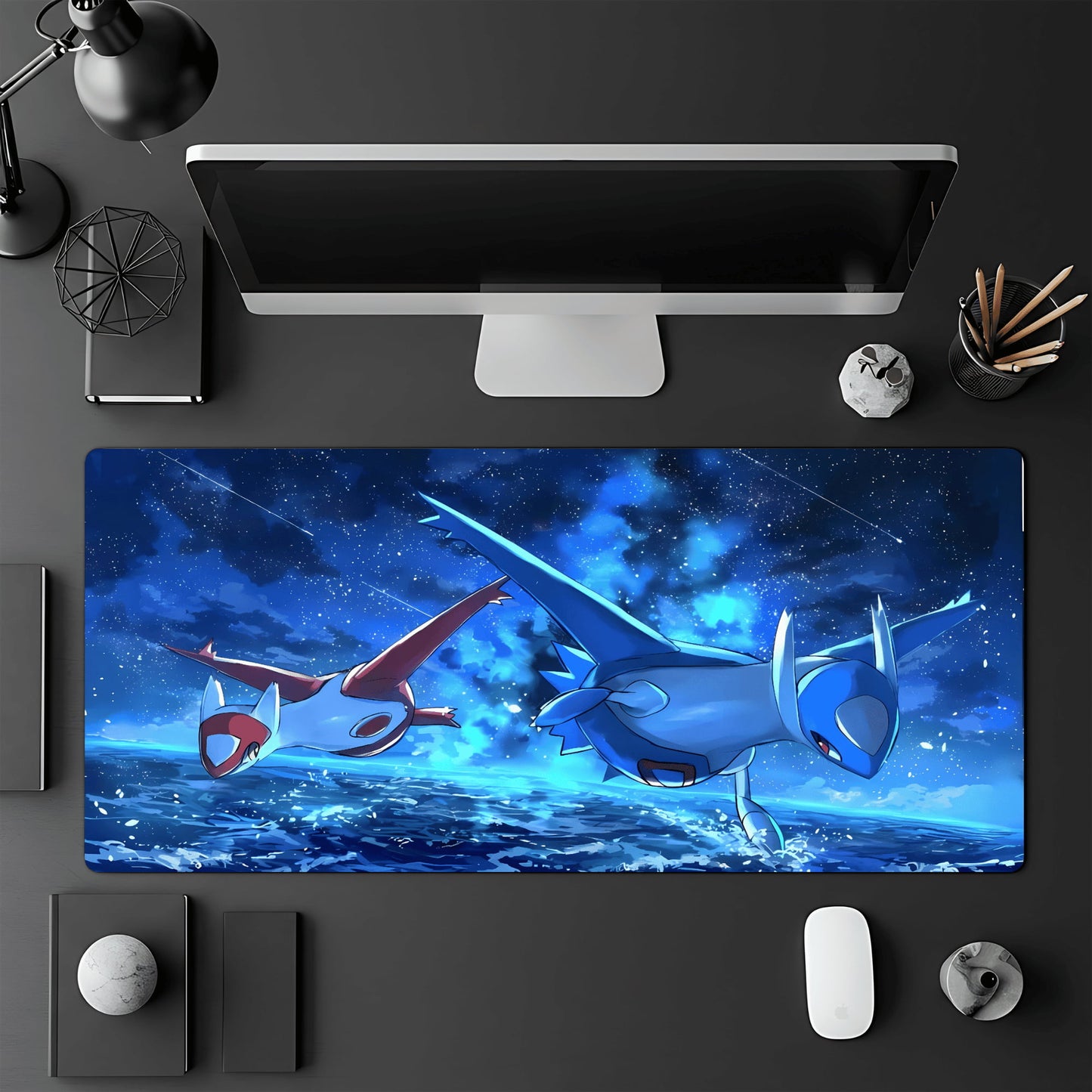 Tapis de jeu Pokémon TCG 60x30 cm illustré par les Pokémon légendaires Latias et Latios.