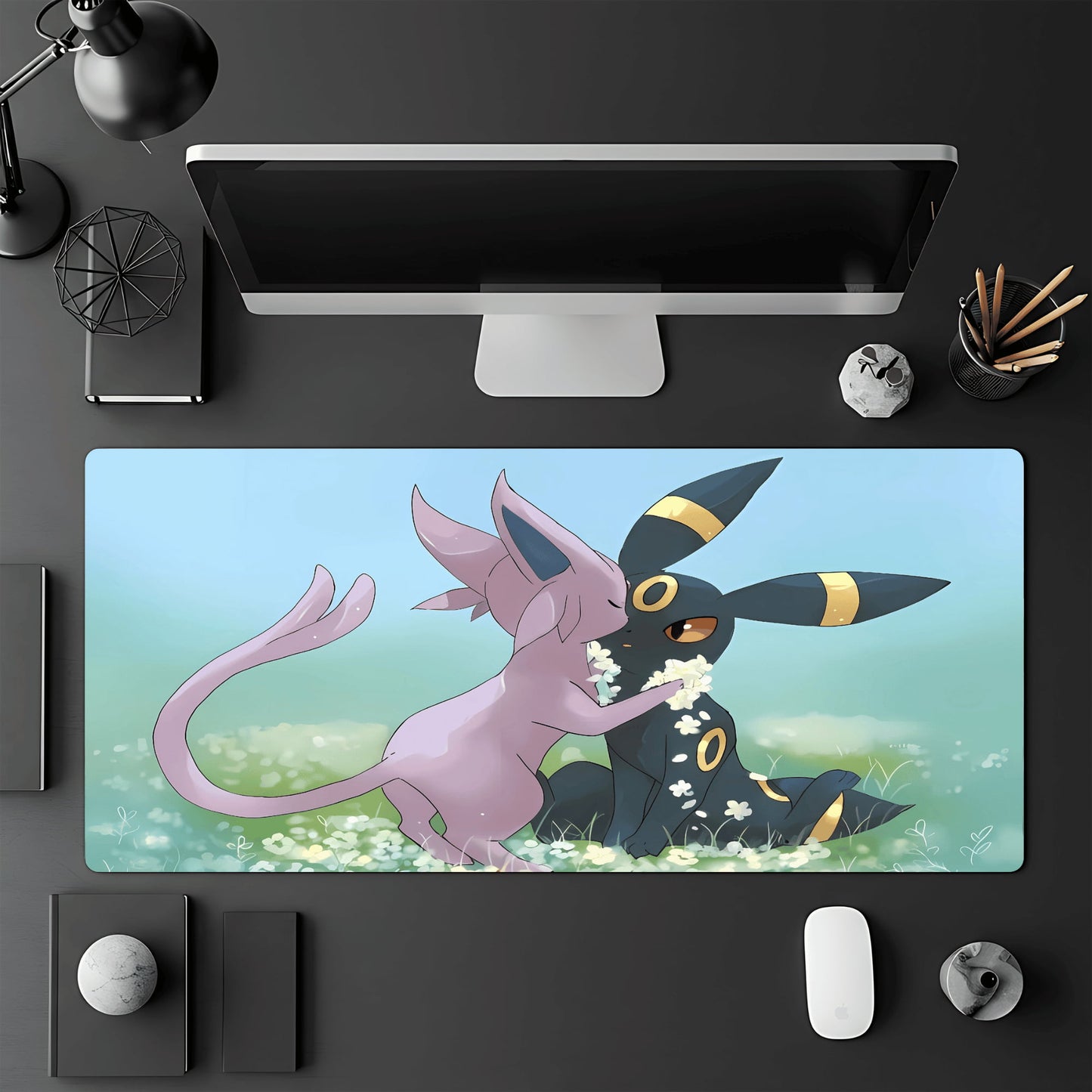 Tapis de jeu Pokémon TCG 60x30 cm illustré par les Pokémon Mentali et Noctali, deux évolutions d'Évoli.