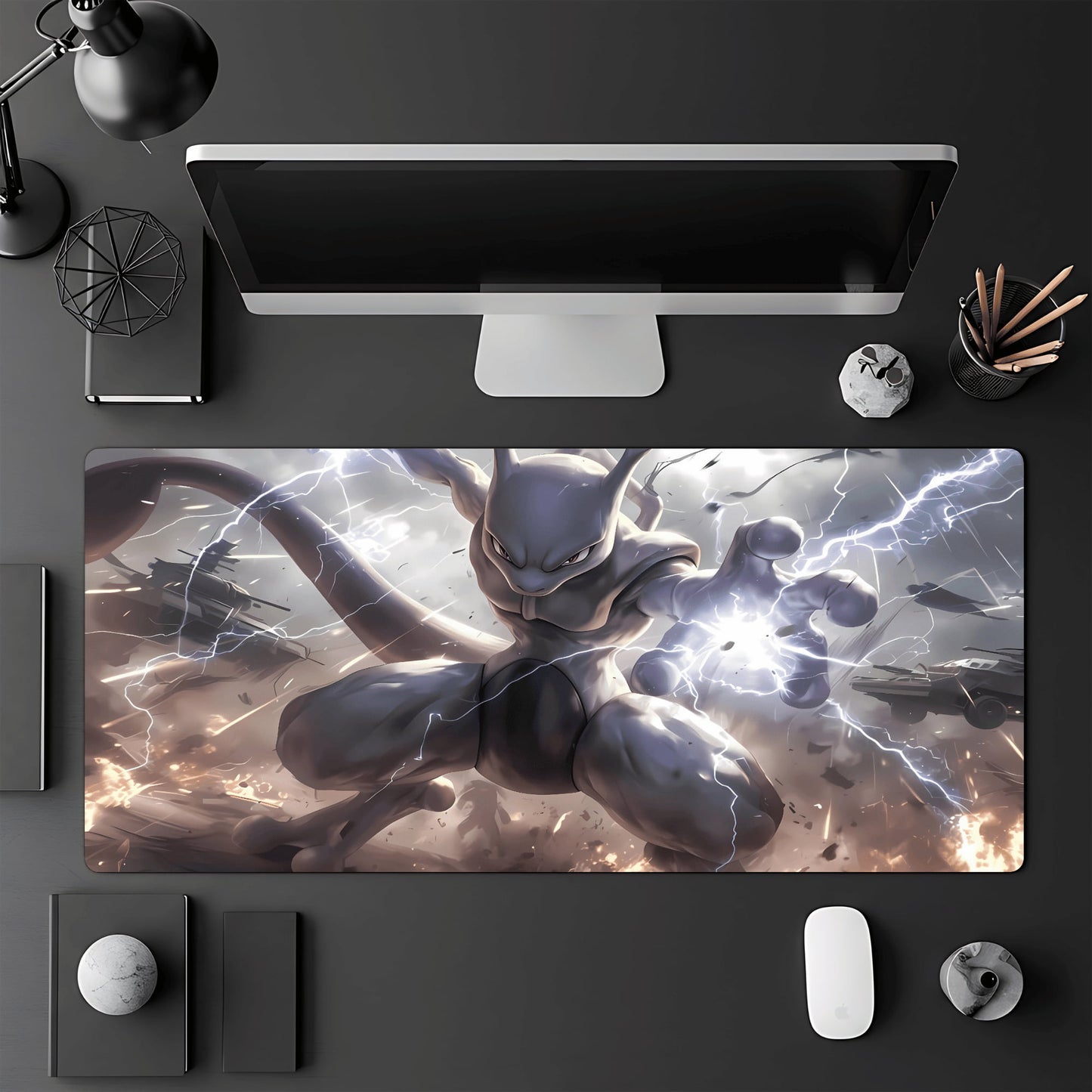 Tapis de jeu Pokémon TCG 60x30 cm illustré par le Pokémon légendaire Mewtwo lors d'une bataille contre des humains.