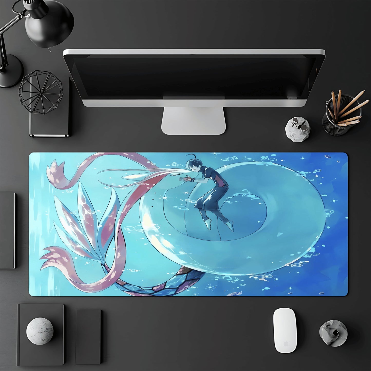 Tapis de jeu Pokémon TCG 60x30 cm illustré par le Pokémon Milobellus et son dresseur, dans un moment de tendresse.