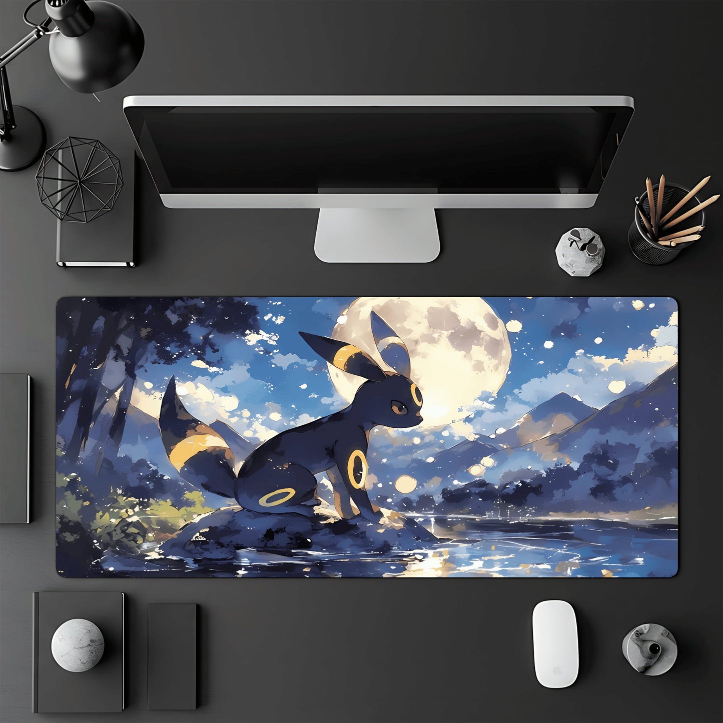 Tapis de jeu Pokémon TCG 60x30 cm illustré par le Pokémon Noctali sous un clair de lune.