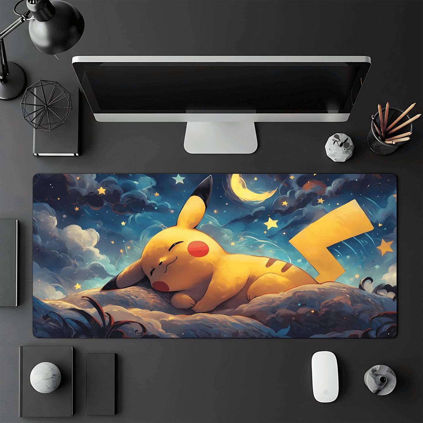 Tapis de jeu Pokémon TCG 60x30 cm illustré par le Pokémon Pikachu qui dort sous un clair de lune.