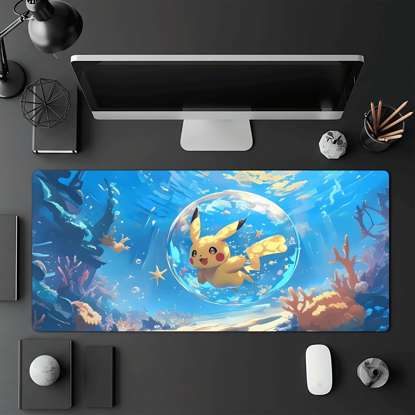 Tapis de jeu Pokémon TCG 60x30 cm illustré par le Pokémon Pikachu dans une bulle sous l'océan.