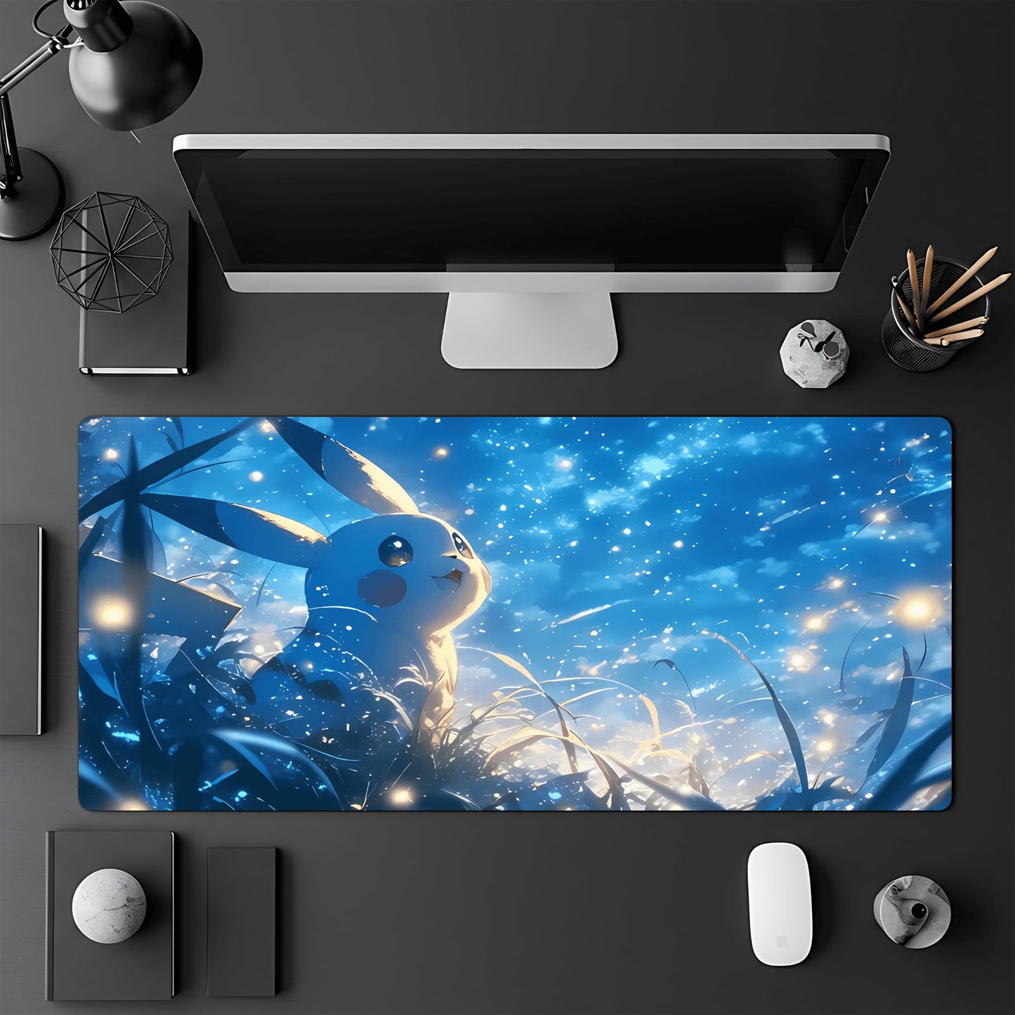 Tapis de jeu Pokémon TCG 60x30 cm illustré par le Pokémon Pikachu sous un ciel étoilé.