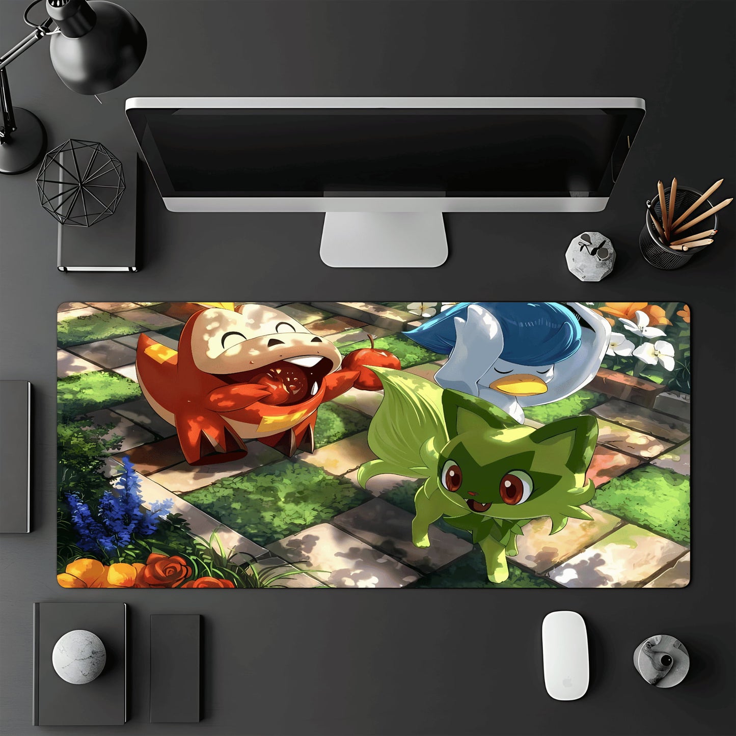 Tapis de jeu Pokémon TCG 60x30 cm illustré par les trois Pokémon de départ de Paldea : Poussacha, Chochodile et Coiffeton.