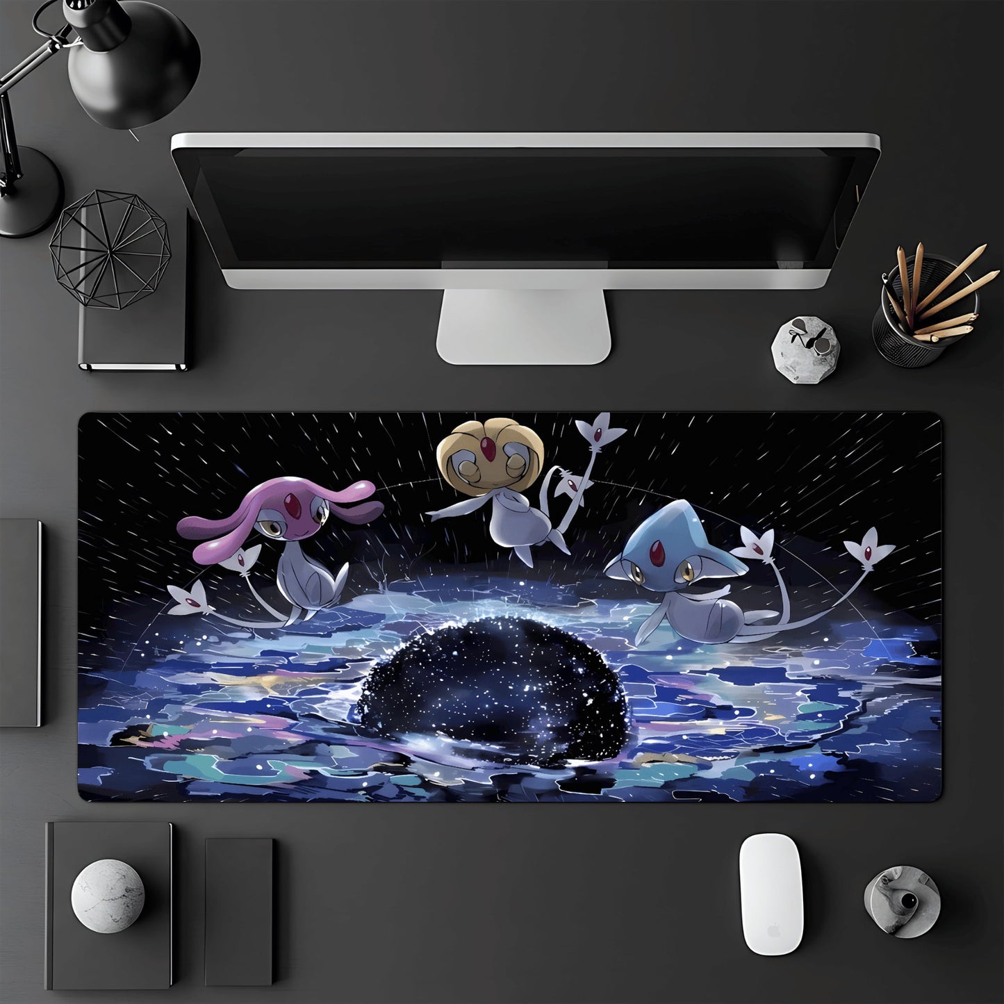 Tapis de jeu Pokémon TCG 60x30 cm illustré par le Trio des Lacs (Créhelf, Créfollet et Créfadet).